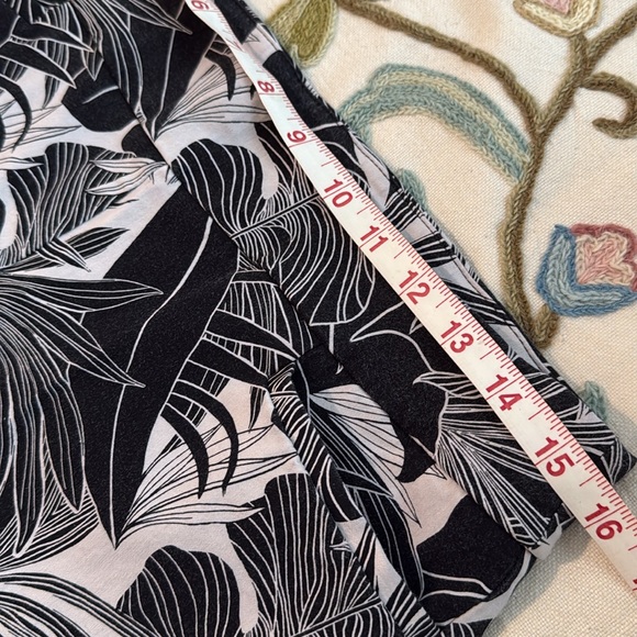 Chico’s Black and Gray Leaf Print Pants - Picture 5 of 7